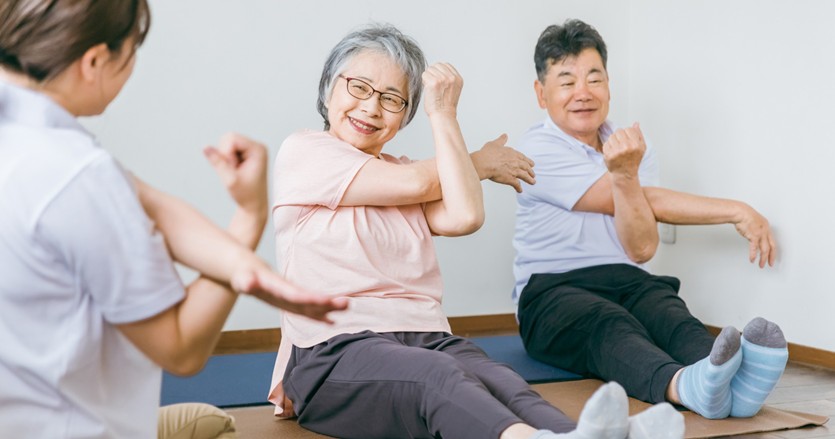 元気な高齢者を着実に増やし、高齢化と人材不足に備える。