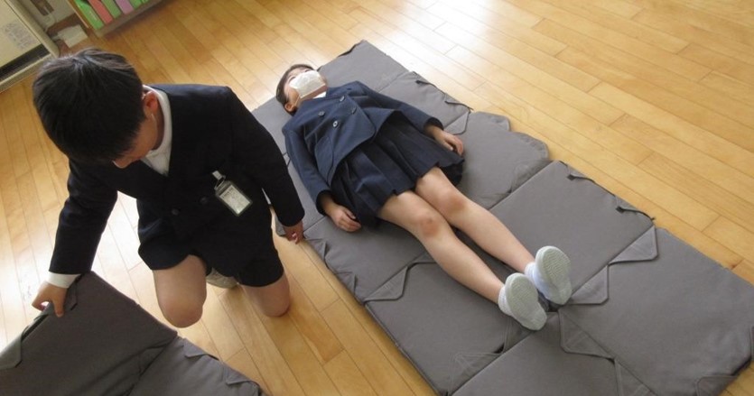 【岐阜県大垣市事例] 学校で防災備品を備蓄しながら、防災教材としても活用する。