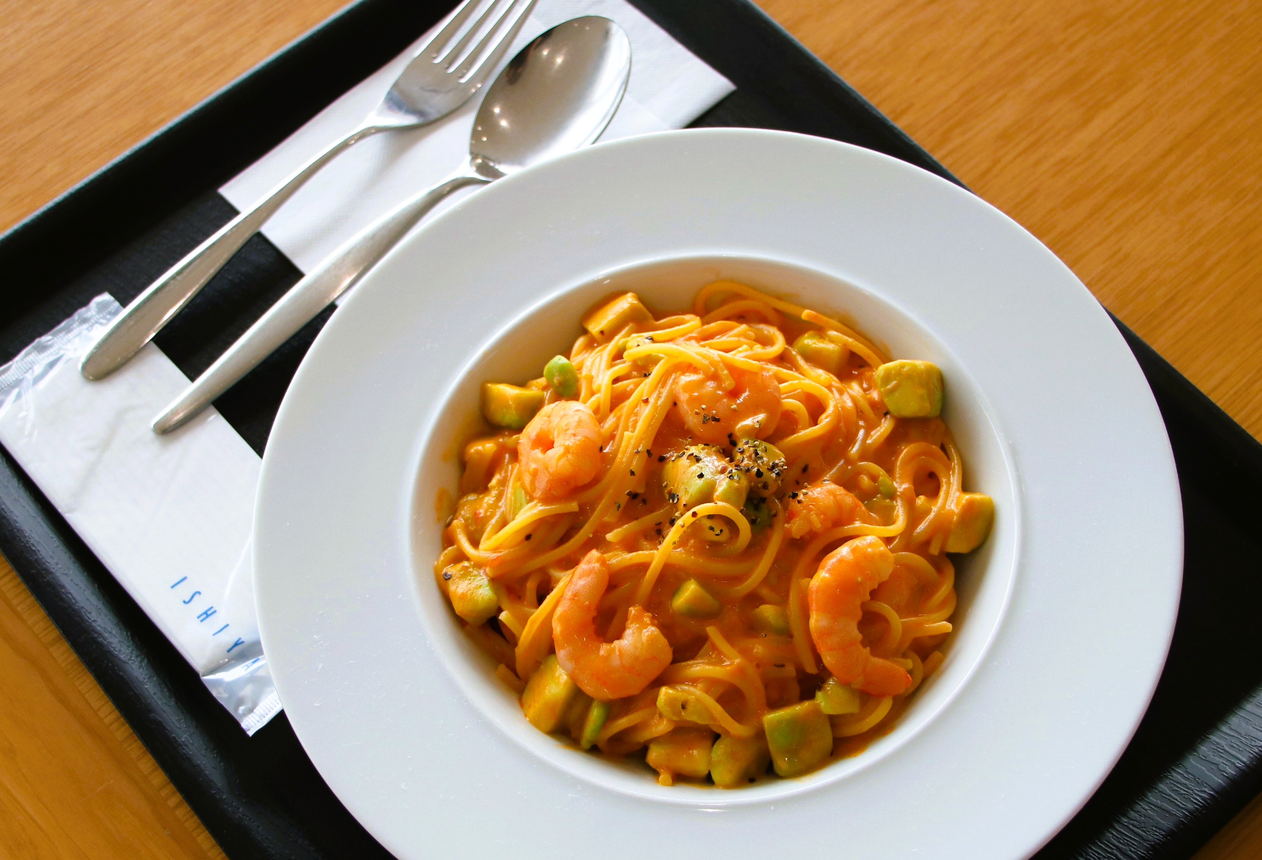 ランチタイムにはパスタやカレーなどの軽食メニューも提供。職員はもちろん市民にも人気。