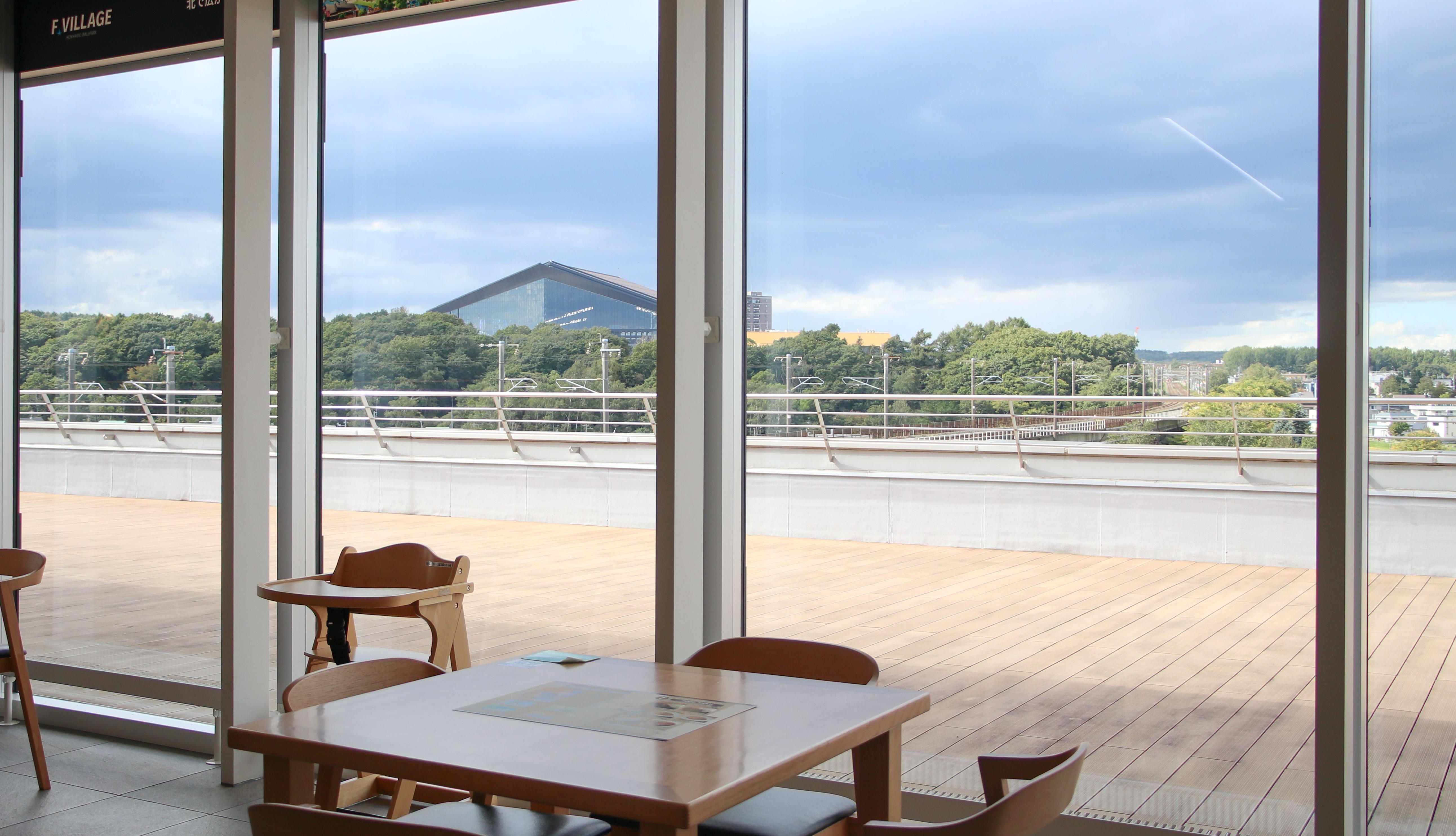 日本ハムファイターズの本拠地、エスコンフィールドを望む眺望。夏場はテラスも開放される。